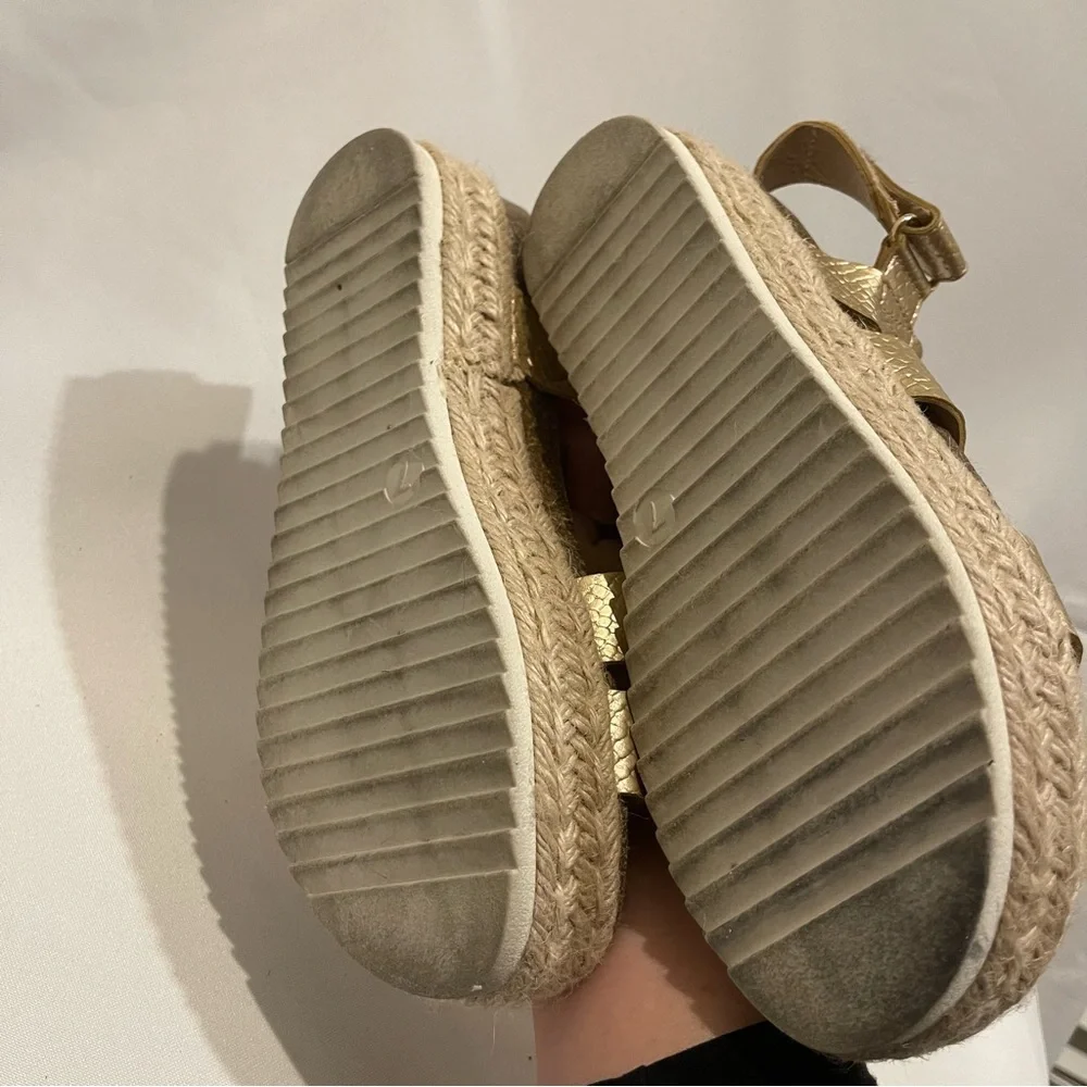 New Directions Agnew size 7 gold platform sandals‎